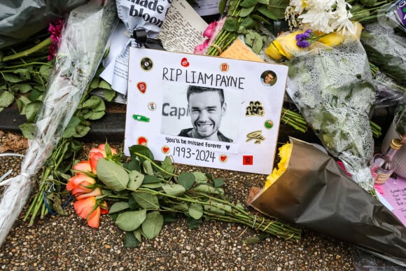 Hommage à Liam Payne au pied de la statue de Peter Pan à Kensington à Londres, le 26 octobre 2024. L'ex-membre du groupe One Direction a chuté du troisième étage, le 16 octobre 2024, depuis le balcon de sa chambre d'hôtel. Celle-ci a été retrouvé saccagée. 