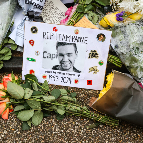 Hommage à Liam Payne au pied de la statue de Peter Pan à Kensington à Londres, le 26 octobre 2024. L'ex-membre du groupe One Direction a chuté du troisième étage, le 16 octobre 2024, depuis le balcon de sa chambre d'hôtel. Celle-ci a été retrouvé saccagée. 