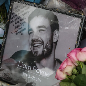 Les funérailles de Liam Payne se tiendront dans la plus stricte intimité dans la cathédrale Saint-Paul de Wolverhampton...
Hommage à Liam Payne au pied de la statue de Peter Pan à Kensington à Londres, le 26 octobre 2024. L'ex-membre du groupe One Direction a chuté du troisième étage, le 16 octobre 2024, depuis le balcon de sa chambre d'hôtel. Celle-ci a été retrouvé saccagée. 