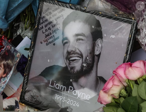 Les funérailles de Liam Payne se tiendront dans la plus stricte intimité dans la cathédrale Saint-Paul de Wolverhampton...
Hommage à Liam Payne au pied de la statue de Peter Pan à Kensington à Londres, le 26 octobre 2024. L'ex-membre du groupe One Direction a chuté du troisième étage, le 16 octobre 2024, depuis le balcon de sa chambre d'hôtel. Celle-ci a été retrouvé saccagée. 