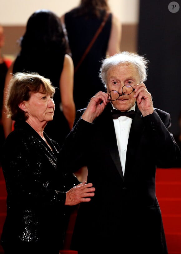 Jean-Louis Trintignant (Lunettes à l'envers) et sa femme Marianne Hoepfner - Montée des marches du film "Happy End" lors du 70ème Festival International du Film de Cannes. Le 22 mai 2017. © Borde-Jacovides-Moreau/Bestimage 