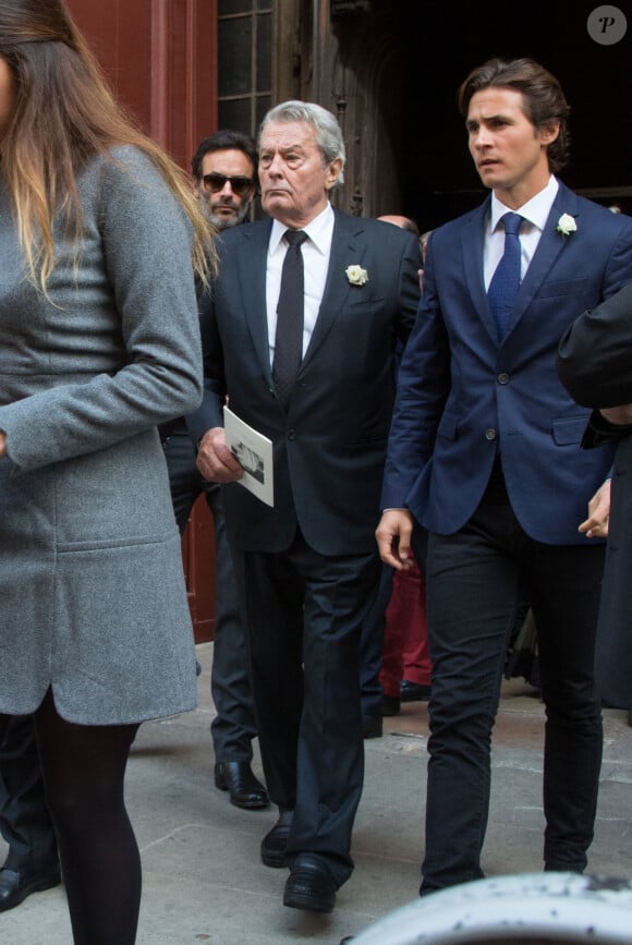 Jouer aux côtés d'Alain Delon, une consécration que Julien vivra en 2014 dans Une journée ordinaire d'Eric Assous
Alain Delon et Julien Dereims aux funérailles de Mireille D'arc à l'église Saint-Sulpice le 1er séptembre 2017. Photo de Nasser Berzane/ABACAPRESS.COM