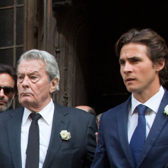 Jouer aux côtés d'Alain Delon, une consécration que Julien vivra en 2014 dans Une journée ordinaire d'Eric Assous
Alain Delon et Julien Dereims aux funérailles de Mireille D'arc à l'église Saint-Sulpice le 1er séptembre 2017. Photo de Nasser Berzane/ABACAPRESS.COM