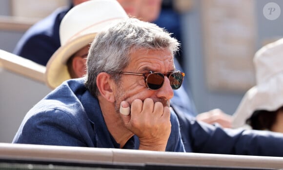 Michel Cymes dans les tribunes des Internationaux de France de tennis de Roland Garros 2024 à Paris, France, le 3 juin 2024. © Jacovides-Moreau/Bestimage