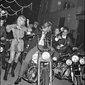 Un nouveau voisin parfois bruyant pour les habitants de cet immeuble qui ont vu défiler pas mal de bécanes et de motards.
Archives : Sylvie Vartan et Johnny Hallyday