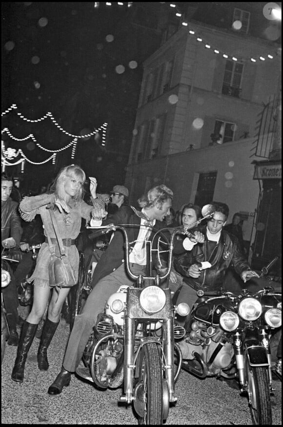 Un nouveau voisin parfois bruyant pour les habitants de cet immeuble qui ont vu défiler pas mal de bécanes et de motards.
Archives : Sylvie Vartan et Johnny Hallyday