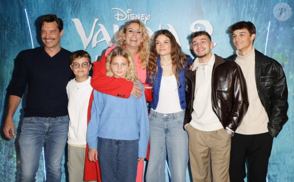 Ils ont  pu croiser d'autres stars comme Elodie Gossuin avec son mari Bertrand Lacherie et leurs enfants
Elodie Gossuin avec son mari Bertrand Lacherie et leurs enfants - Première du film Disney "Vaiana 2" au Grand Rex à Paris le 23 novembre 2024. © Coadic Guirec/Bestimage 