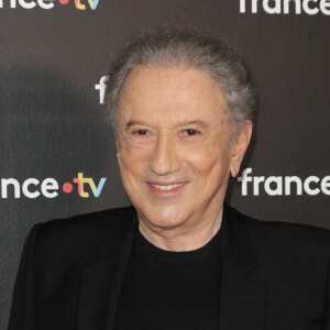 Michel Drucker au photocall de la conférence de presse de rentrée de France Télévisions à Paris, France, le 4 septembre 2024. © Coadic Guirec/Bestimage 