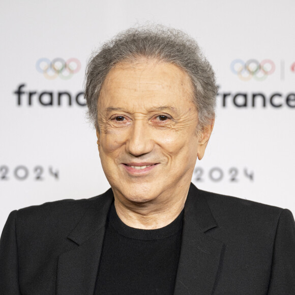 Michel Drucker lors de la présentation des journalistes et chroniqueurs de France Télévisions pour les Jeux Olympiques 2024 au musée de l'Homme à Paris, le 11 juin 2024. © Pierre Perusseau / Bestimage