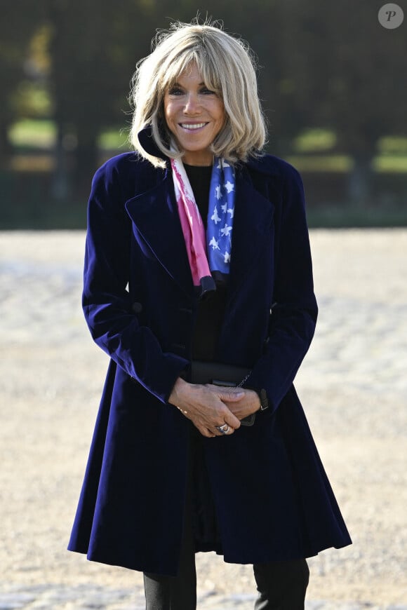 La reine Mathilde de Belgique, le roi Philippe, le président Emmanuel Macron, Brigitte Macron arrivant au Château de Chantilly pour une visite de l'exposition "Louise d'Orléans, première reine des belges, un destin romantique" le 16 octobre 2024. © Michael Baucher/Panoramic/Bestimage 