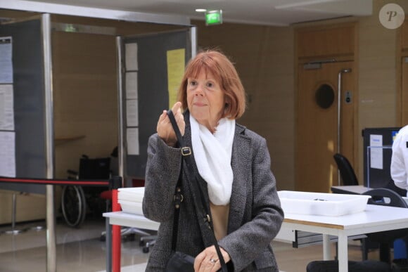 Le procès du mari de Gisèle Pélicot, droguée par le père de ses enfants et violée par des inconnus recrutés sur Internet
Reprise du procès des viols de Mazan: Gisèle Pélicot arrive au palais de justice d'Avignon lors du procès de son ex-mari D.Pelicot, accusé de l'avoir droguée pendant près de dix ans et d'avoir invité des inconnus à la violer à leur domicile de Mazan, une petite ville du sud de la France, à Avignon. Le 11 octobre 2024. Un tribunal de la ville méridionale d'Avignon juge D.Pelicot, un retraité de 71 ans, pour avoir violé à plusieurs reprises et enrôlé des dizaines d'étrangers pour violer sa femme fortement sous sédatifs dans son propre lit pendant une décennie. Cinquante autres hommes, âgés de 26 à 74 ans, sont également jugés pour leur implication présumée, dans une affaire qui a horrifié la France. Les procédures judiciaires, qui se déroulent jusqu'en décembre, sont ouvertes au public à la demande de l'ex-femme et victime de Dominique Pelicot. © Franz Chavaroche / Bestimage 