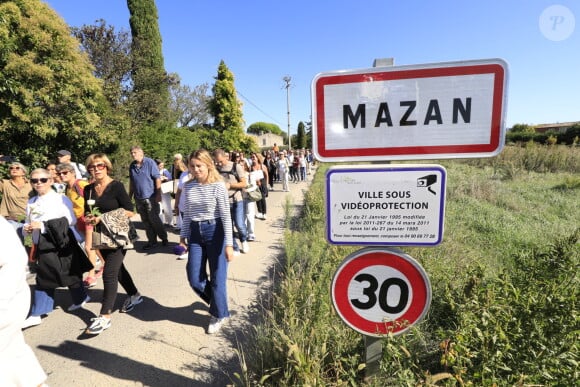 Environ 350 personnes participent à une marche en soutien à Gisèle Pelicot, victime de viols pendant près de 10 ans, orchestrés par son mari, Dominique Pelicot, principal accusé du procès qui se tient depuis le 2 septembre devant la cour criminelle de Vaucluse, à Mazan, Vaucluse, France, le 5 octobre 2024. Le rassemblement est organisé par un groupe de femmes victimes de violence et l'association Isofacultés. © Frantz Chavaroche/Bestimage 