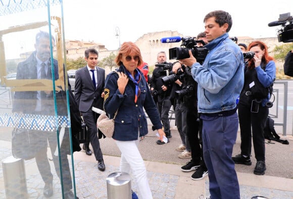 Gisèle Pélicot et ses avocats Antoine Camus et Stéphane Babonneau - Reprise du procès des viols de Mazan: Gisèle Pélicot et quelques uns des prévenus au palais de justice d'Avignon lors du procès de son ex-mari Dominique Pelicot, accusé de l'avoir droguée pendant près de dix ans et d'avoir invité des inconnus à la violer à leur domicile de Mazan, une petite ville du sud de la France, à Avignon. Le 16 septembre 2024. Un tribunal de la ville méridionale d'Avignon juge Dominique Pelicot, un retraité de 71 ans, pour avoir violé à plusieurs reprises et enrôlé des dizaines d'étrangers pour violer sa femme fortement sous sédatifs dans son propre lit pendant une décennie. Cinquante autres hommes, âgés de 26 à 74 ans, sont également jugés pour leur implication présumée, dans une affaire qui a horrifié la France. Les procédures judiciaires, qui se déroulent jusqu'en décembre, sont ouvertes au public à la demande de l'ex-femme et victime de Dominique Pelicot. © Franz Chavaroche / Bestimage 