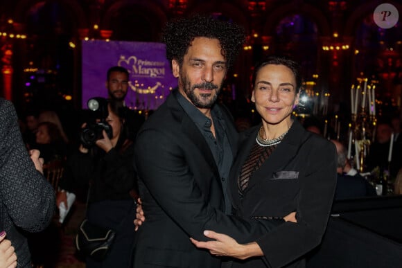 Tomer Sisley et sa femme Sandra - 12ème édition du gala de l'association "Princesse Margot" à l'hôtel Intercontinental Paris le grand à Paris le 18 novembre 2024. Une soirée d’espoir et de générosité : le gala annuel de l’association Princesse Margot Paris, le 19 novembre 2024 – Hier soir, l’Hôtel Intercontinental a accueilli le prestigieux gala annuel de l’association Princesse Margot, engagée dans la lutte contre les cancers pédiatriques. Sous l’impulsion de sa fondatrice, Muriel Atab, cet événement a rassemblé des personnalités et des bienfaiteurs pour une soirée placée sous le signe de l’émotion et de la solidarité. Présenté par Isabelle Ithurburu, le gala a été rythmé par des presta4ons exceptionnelles des artistes Michel Jonasz et Amir, qui ont enchanté les invités avec un concert mémorable. Cette soirée, orchestrée par l’agence Sandra & Co et sa pétillante fondatrice S.Sisley, a permis de collecter plus de 120 000 euros grâce à la générosité des participants et des marques qui ont joué le jeu (Oud, Stone, Clarisse Virot, Day+, Orlinski, Daum, Lysedia, Racine Carré etc...). Ces fonds contribueront à financer les actions de l’association auprès des enfants et des familles touchés par le cancer. De nombreuses personnalités ont répondu à l’appel de Muriel Atab et se sont réunies pour soutenir cette noble cause. Une ambiance conviviale et des moments de partage ont marqué cette soirée, qui a su allier émotion et festivité. “Un véritable élan de solidarité et de générosité”, selon les participants, qui saluent le travail remarquable de l’association et l’organisation sans faille de l’événement. © Christophe Clovis / Bestimage