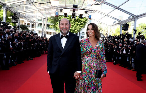 Kad Merad et sa femme Julia Vignali - Montée des marches du film " OSS 117 : Alerte rouge en Afrique Noire " lors du 74ème Festival International du Film de Cannes. Le 17 juillet 2021 © Borde-Jacovides-Moreau / Bestimage 