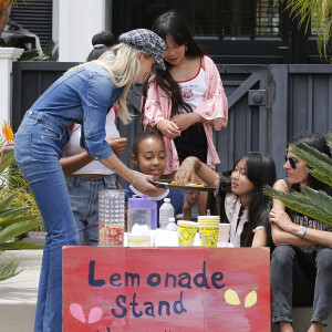 Laeticia Hallyday, ses filles Jade et Joy, deux amies d'école et Maryline Issartier - Les filles de L.Hallyday et deux amies d'école vendent de la limonade pour collecter des fonds pour l'association de leur mère au Vietnam, devant la villa de Pacific Palisades, Los Angeles, Californie Etats-Unis, le 18 mai 2019.