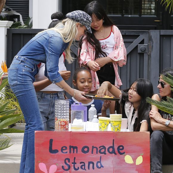 Laeticia Hallyday, ses filles Jade et Joy, deux amies d'école et Maryline Issartier - Les filles de L.Hallyday et deux amies d'école vendent de la limonade pour collecter des fonds pour l'association de leur mère au Vietnam, devant la villa de Pacific Palisades, Los Angeles, Californie Etats-Unis, le 18 mai 2019.