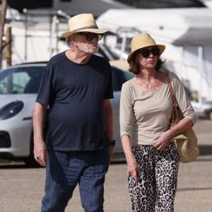 Semi Exclusif - Eddy Mitchell et sa femme Muriel se baladent sur le port de Saint-Tropez le 6 juillet 2024. 