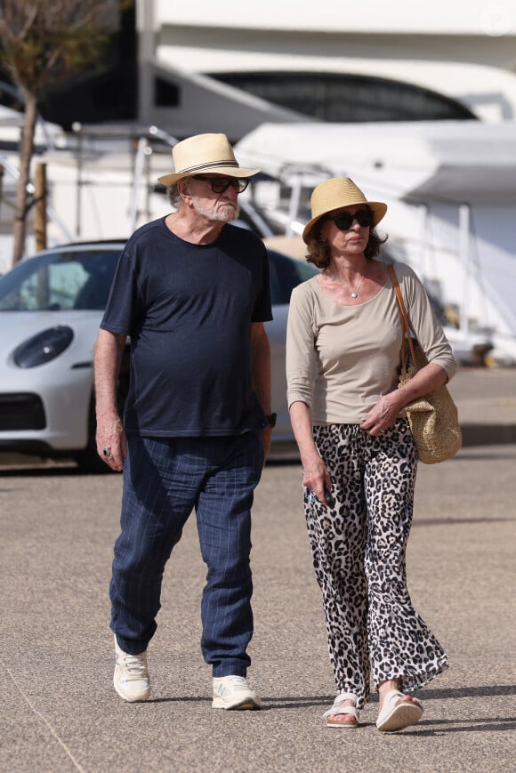 Semi Exclusif - Eddy Mitchell et sa femme Muriel se baladent sur le port de Saint-Tropez le 6 juillet 2024. 