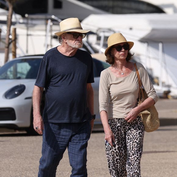 Semi Exclusif - Eddy Mitchell et sa femme Muriel se baladent sur le port de Saint-Tropez le 6 juillet 2024. 