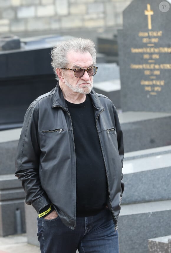 Eddy Mitchell lors des obsèques de Véronique Colucci au cimetière communal de Montrouge, le 12 avril 2018. 