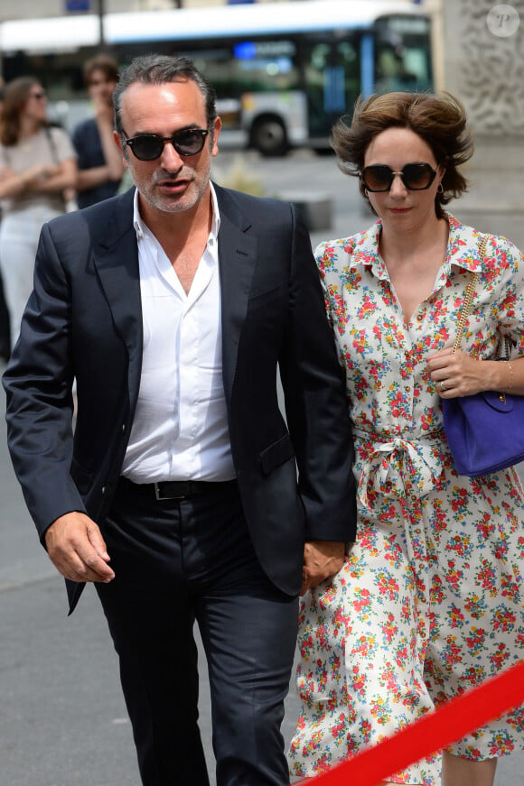 Jean Dujardin et sa femme Nathalie Pechalat - Mariage de Claude Lelouch à la mairie du 18ème à Paris. Le 17 juin 2023