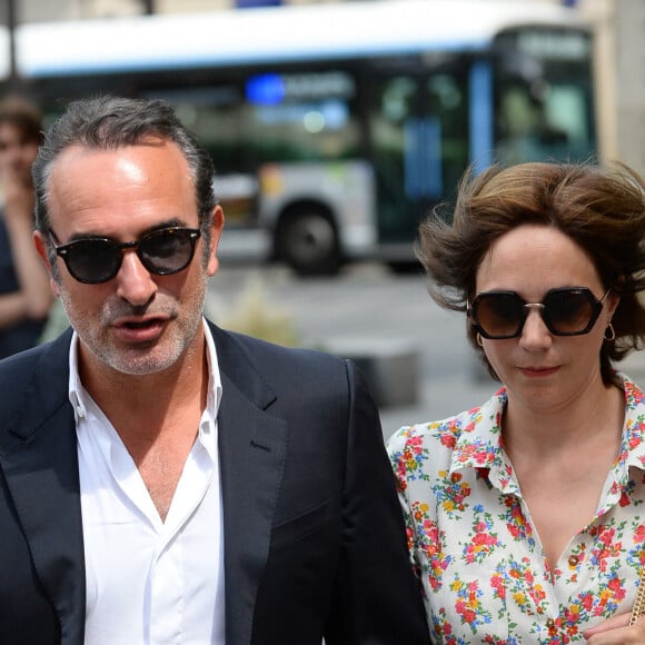 Jean Dujardin et sa femme Nathalie Pechalat - Mariage de Claude Lelouch à la mairie du 18ème à Paris. Le 17 juin 2023