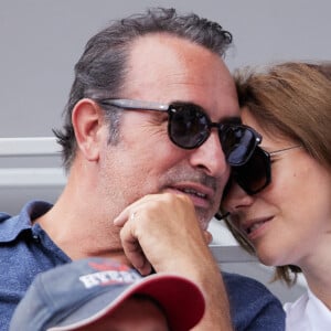 Jean Dujardin et sa femme Nathalie Péchalat - Célébrités en tribunes des Internationaux de France de tennis de Roland Garros 2023 à Paris le 11 juin 2023. © Jacovides-Moreau/Bestimage