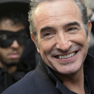 Jean Dujardin reçoit la Médaille d'Honneur de la Ville de Bruxelles et visite le Manneken-pis habillé d'un costume de Zorro pour l'occasion à Bruxelles, Belgique, le 28 novembre 2024. © Didier Lebrun/PhotoNews/Bestimage  French actor Jean Dujardin receives the Medal of Honour from the City of Brussels and visits the Manneken-pis dressed in a ZORRO costume on November 28, 2024 in Brussels, Belgium.