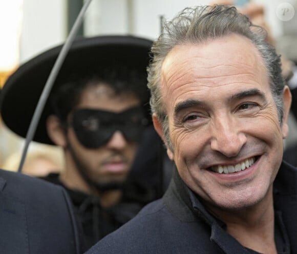 Jean Dujardin reçoit la Médaille d'Honneur de la Ville de Bruxelles et visite le Manneken-pis habillé d'un costume de Zorro pour l'occasion à Bruxelles, Belgique, le 28 novembre 2024. © Didier Lebrun/PhotoNews/Bestimage  French actor Jean Dujardin receives the Medal of Honour from the City of Brussels and visits the Manneken-pis dressed in a ZORRO costume on November 28, 2024 in Brussels, Belgium.