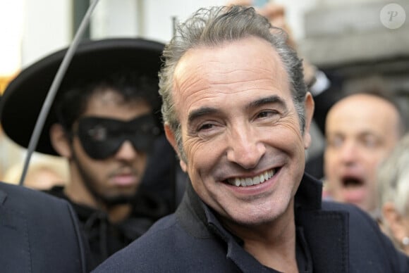 Jean Dujardin reçoit la Médaille d'Honneur de la Ville de Bruxelles et visite le Manneken-pis habillé d'un costume de Zorro pour l'occasion à Bruxelles, Belgique, le 28 novembre 2024. © Didier Lebrun/PhotoNews/Bestimage