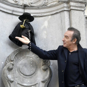 Jean Dujardin reçoit la Médaille d'Honneur de la Ville de Bruxelles et visite le Manneken-pis habillé d'un costume de Zorro pour l'occasion à Bruxelles, Belgique, le 28 novembre 2024. © Didier Lebrun/PhotoNews/Bestimage