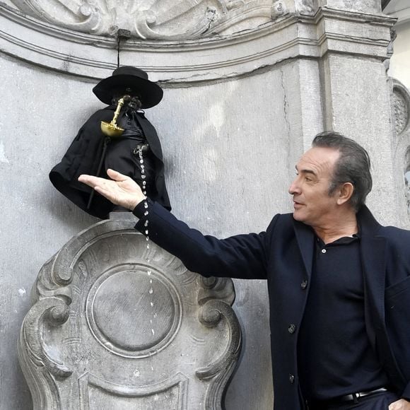 Jean Dujardin reçoit la Médaille d'Honneur de la Ville de Bruxelles et visite le Manneken-pis habillé d'un costume de Zorro pour l'occasion à Bruxelles, Belgique, le 28 novembre 2024. © Didier Lebrun/PhotoNews/Bestimage