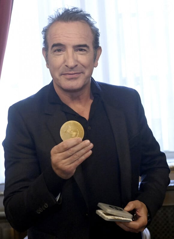 Jean Dujardin reçoit la Médaille de Reconnaissance de la Ville de Bruxelles, à la veille de la diffusion de la nouvelle série "Zorro" sur RTL-TVI, le 28 novembre 2024.