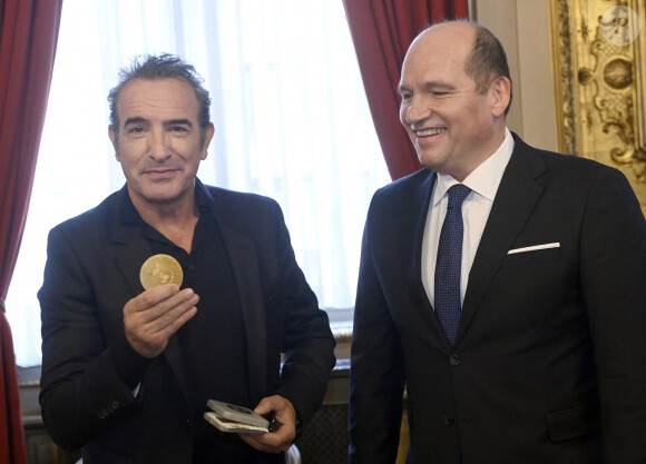 Jean Dujardin reçoit la Médaille de Reconnaissance de la Ville de Bruxelles, à la veille de la diffusion de la nouvelle série "Zorro" sur RTL-TVI, le 28 novembre 2024.