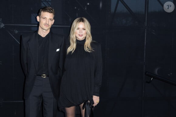 Niels Schneider et sa compagne Virginie Efira - Photocall du défilé Saint Laurent Womenswear Printemps/été 2024 dans le cadre de la Fashion week de Paris le 26 septembre 2023 à Paris. © Olivier Borde/Bestimage 