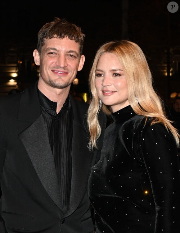 Et de compléter : "Je culpabilisais même du temps qu'elle pouvait passer avec sa nounou, sans moi".
Niels Schneider et sa compagne Virginie Efira - Photocall au Fouquet's après la 48ème cérémonie des César à Paris © Coadic Guirec / Bestimage 