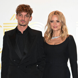 Niels Schneider et sa compagne Virginie Efira - Photocall au Fouquet's après la 47ème cérémonie des César à Paris le 26 février 2022. © Coadic Guirec / Bestimage 