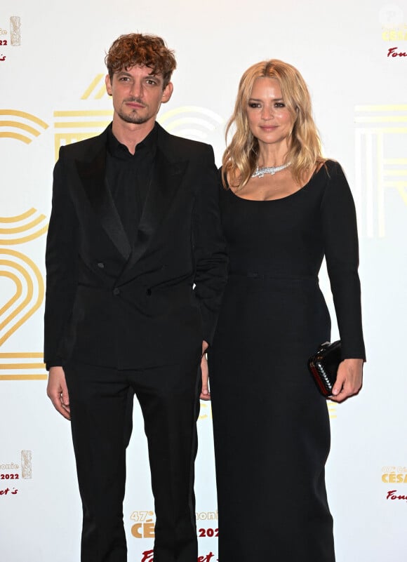 Niels Schneider et sa compagne Virginie Efira - Photocall au Fouquet's après la 47ème cérémonie des César à Paris le 26 février 2022. © Coadic Guirec / Bestimage 