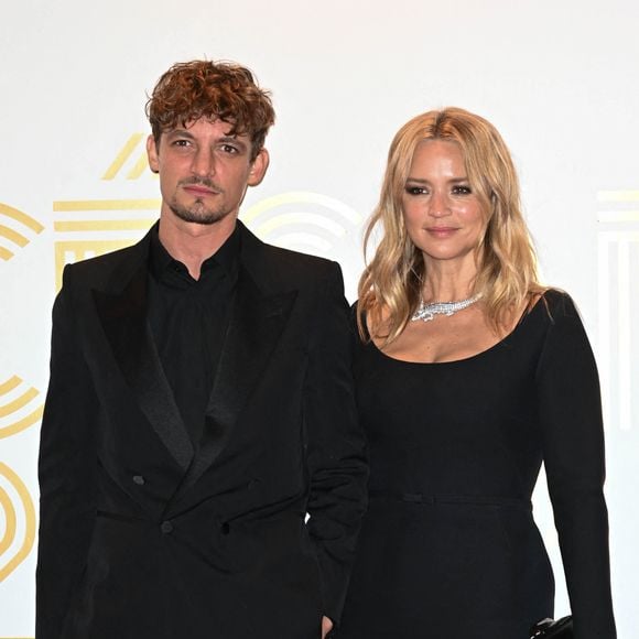 Niels Schneider et sa compagne Virginie Efira - Photocall au Fouquet's après la 47ème cérémonie des César à Paris le 26 février 2022. © Coadic Guirec / Bestimage 