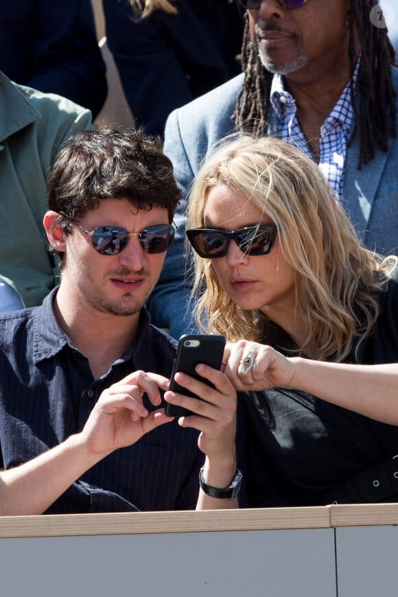 Virginie Efira et son compagnon Niels Schneider dans les tribunes des internationaux de France de tennis de Roland Garros à Paris, France, le 8 juin 2019. © Jacovides / Moreau/Bestimage 