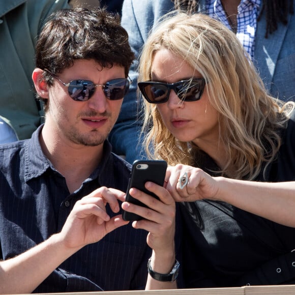 Virginie Efira et son compagnon Niels Schneider dans les tribunes des internationaux de France de tennis de Roland Garros à Paris, France, le 8 juin 2019. © Jacovides / Moreau/Bestimage 