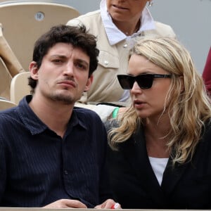 Virginie Efira et son compagnon Niels Schneider dans les tribunes des internationaux de France de tennis de Roland Garros à Paris, France, le 8 juin 2019. © Jacovides / Moreau/Bestimage