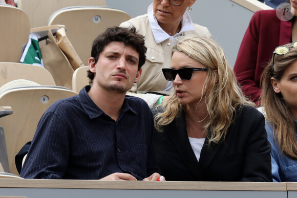 Virginie Efira et son compagnon Niels Schneider dans les tribunes des internationaux de France de tennis de Roland Garros à Paris, France, le 8 juin 2019. © Jacovides / Moreau/Bestimage