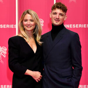 Virginie Efira et son compagnon Niels Schneider durant la seconde soirée du 4eme Canneseries au Palais des Festivals à Cannes, le 9 octobre 2021. Le festival se déroule jusqu'au 13 octobre. © Bruno Bebert / Bestimage  