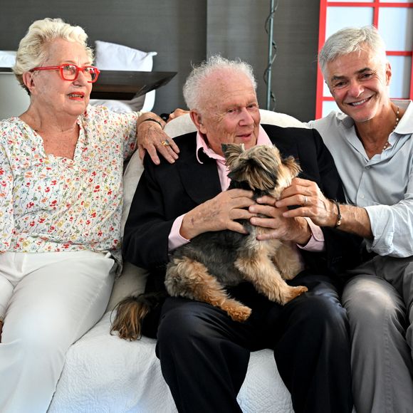 ....après s'être débarrassé de ses biens les plus chers.
Rendez-vous avec Philippe Bouvard et sa femme Colette à leur domicile à Cannes, France, le 24 août 2022, pour une interview avec Cyril Viguier pour TV5 Monde. © Bruno Bebert/Bestimage 