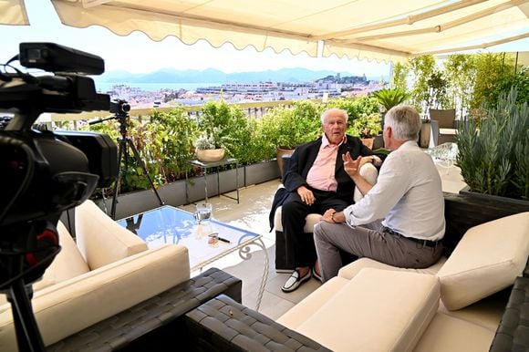 Rendez-vous avec Philippe Bouvard et sa femme Colette à leur domicile à Cannes, France, le 24 août 2022, pour une interview avec Cyril Viguier pour TV5 Monde. © Bruno Bebert/Bestimage