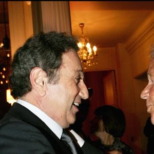 Michel Drucker et Philippe Bouvard dans les salons de l'hôtel Crillon, à Paris, 2005.