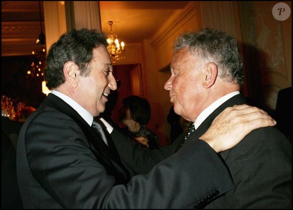 Michel Drucker et Philippe Bouvard dans les salons de l'hôtel Crillon, à Paris, 2005.