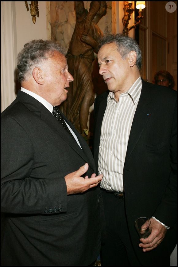 Francis Perrin et Philippe Bouvard dans les salons de l'hôtel Crillon, à Paris, 2005.